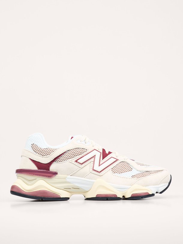 Ontdek de U9060 suède sneakers van New Balance in de kleur bordeauxrood bij Orangebag. Op werkdagen voor 21:45 besteld, morgen in huis.