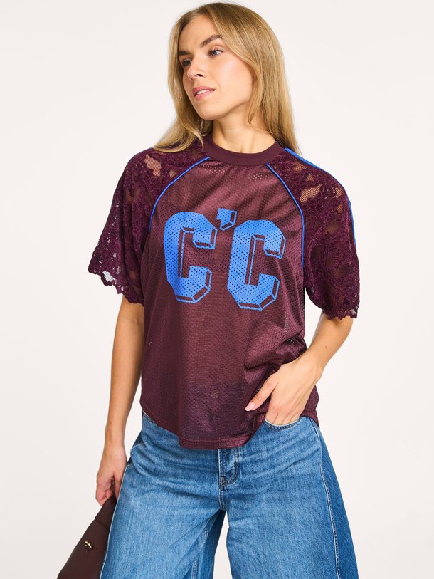 Ontdek de Trey mesh top met print van Co'Couture in de kleur bordeauxrood bij Orangebag. Op werkdagen voor 21:45 besteld, morgen in huis.