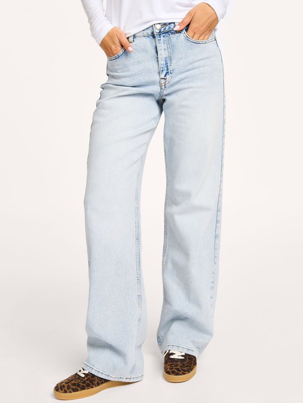 Ontdek de The Louis high waist wide leg jeans van My Essential Wardrobe in de kleur lichtblauw bij Orangebag. Op werkdagen voor 21:45 besteld, morgen in huis.