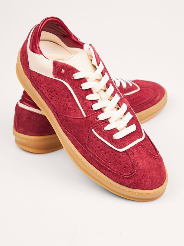 Ontdek de Dabbie suède sneakers van Anonymous Copenhagen in de kleur bordeauxrood bij Orangebag. Op werkdagen voor 21:45 besteld, morgen in huis.