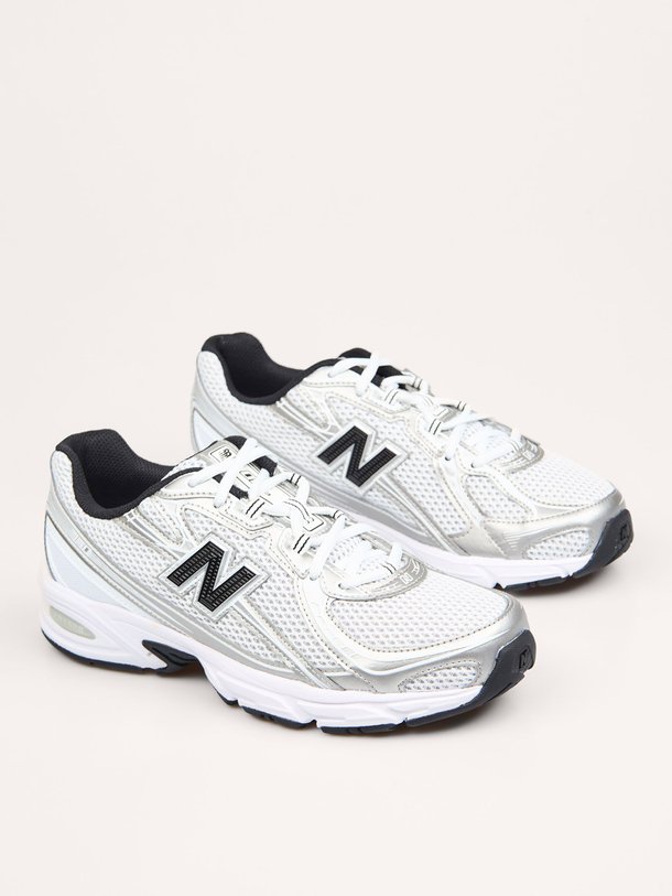 Ontdek de U740NW2 lederen sneakers met mesh van New Balance in de kleur zilverkleur bij Orangebag. Op werkdagen voor 21:45 besteld, morgen in huis.