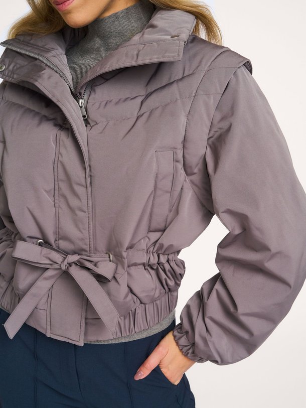 Yaya Geweven Gewatteerde Jas - Bruingrijs Ontdek de Geweven gewatteerde jas van Yaya in de kleur bruingrijs bij Orangebag. Op werkdagen voor 21:45 besteld, morgen in huis.
