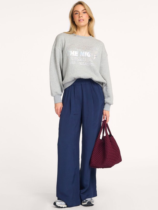 Ontdek de Bibi katoenmix sweater met print van By-Bar in de kleur grijs bij Orangebag. Op werkdagen voor 21:45 besteld, morgen in huis.