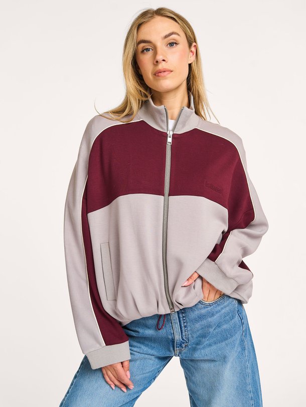 Ontdek de Tallic viscosemix vest van Bellerose in de kleur bordeauxrood bij Orangebag. Op werkdagen voor 21:45 besteld, morgen in huis.