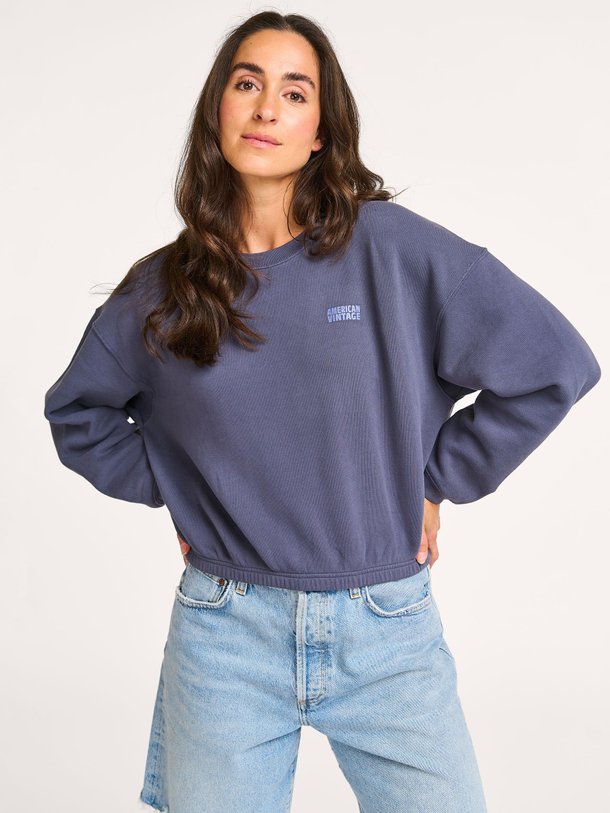 Ontdek de Izubird katoenmix logo sweater van American Vintage in de kleur donkerblauw bij Orangebag. Op werkdagen voor 21:45 besteld, morgen in huis.