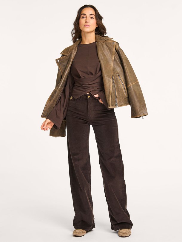 Ontdek de Palazzo katoenmix ribcord broek van Lois in de kleur donkerbruin bij Orangebag. Op werkdagen voor 21:45 besteld, morgen in huis.