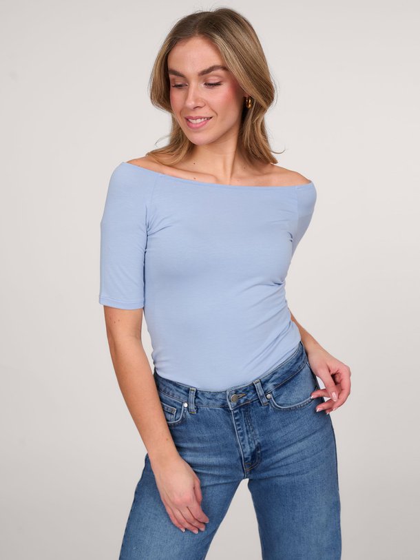 Ontdek de Tansy katoenmix off-shoulder top van Modstrom in de kleur lichtblauw bij Orangebag. Op werkdagen voor 21:45 besteld, morgen in huis.