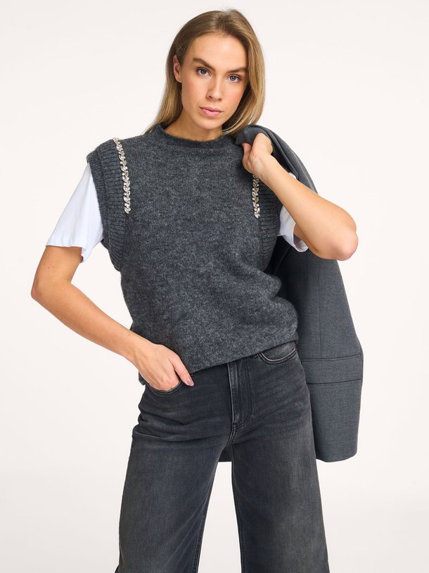 Ontdek de Ibra wolmix spencer met strass van Copenhagen Muse in de kleur donkergrijs bij Orangebag. Op werkdagen voor 21:45 besteld, morgen in huis.