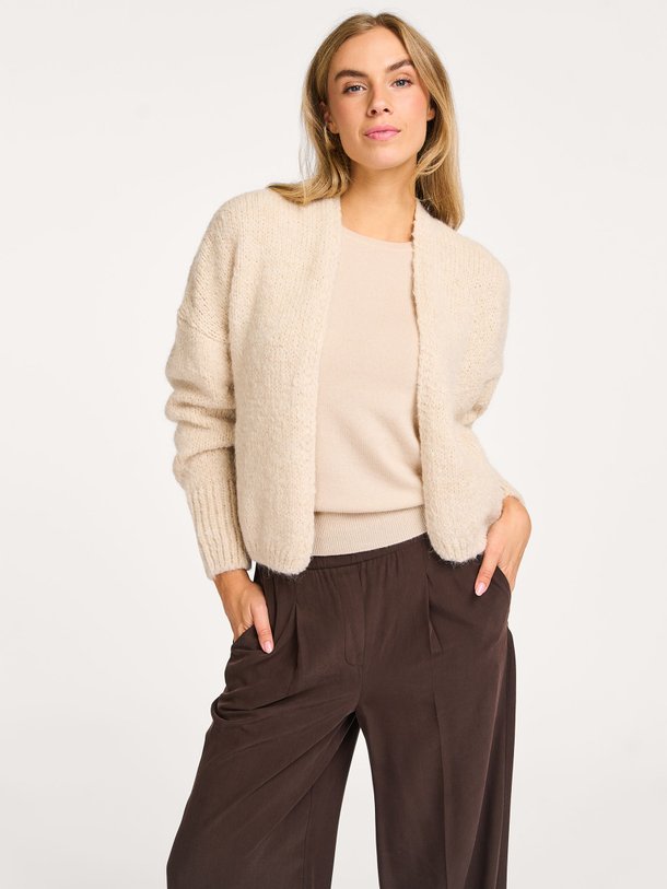 Ontdek de Becky alapcamix vest van Knit-ted in de kleur crème bij Orangebag. Op werkdagen voor 21:45 besteld, morgen in huis.