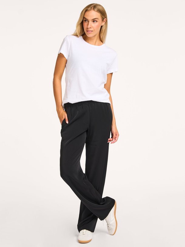 Ontdek de Hoys geweven wide leg broek van Samsoe Samsoe in de kleur zwart bij Orangebag. Op werkdagen voor 21:45 besteld, morgen in huis.