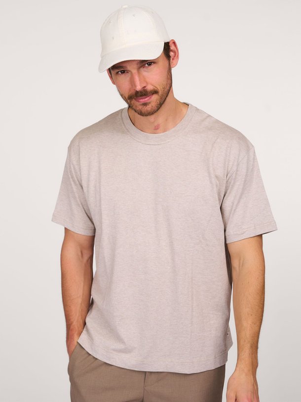 Ontdek de Saparker organic cotton gemêleerd T-shirt van Samsoe Samsoe in de kleur grijs bij Orangebag. Op werkdagen voor 21:45 besteld, morgen in huis.