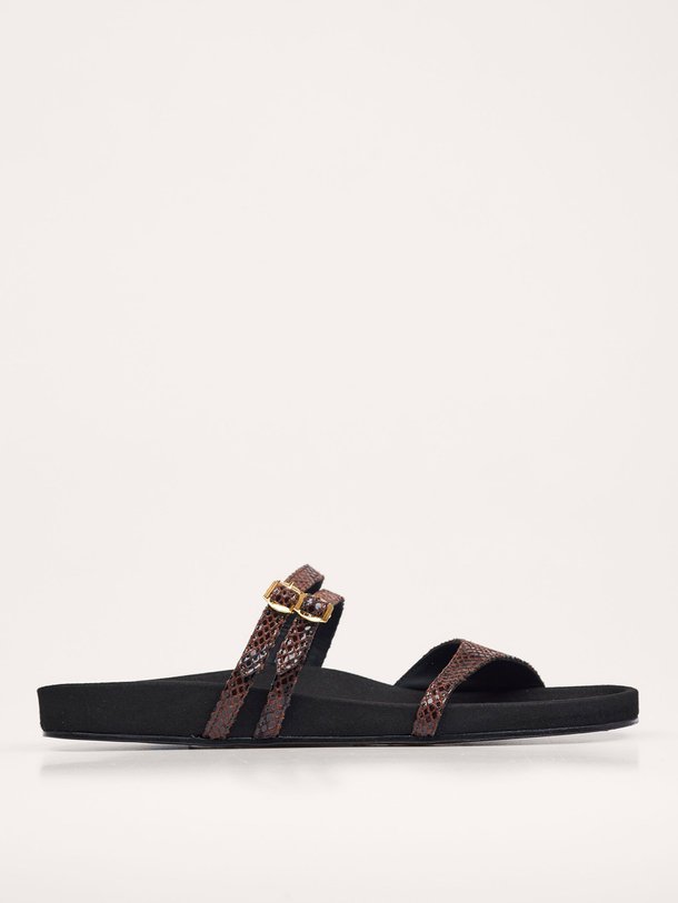 Ontdek de Biyou lederen slippers van Iro in de kleur bruin bij Orangebag. Op werkdagen voor 21:45 besteld, morgen in huis.