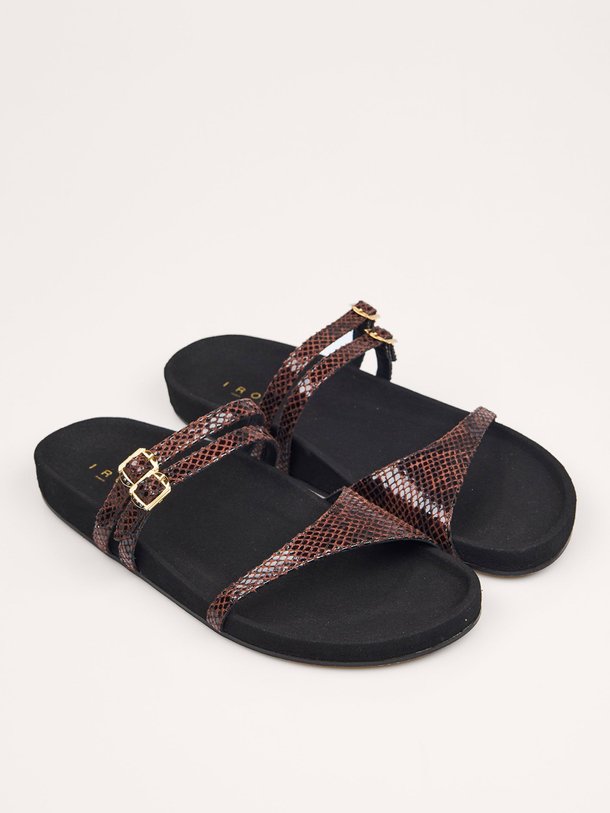 Ontdek de Biyou lederen slippers van Iro in de kleur bruin bij Orangebag. Op werkdagen voor 21:45 besteld, morgen in huis.
