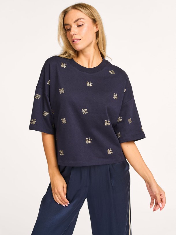 Ontdek de Katoenmix T-shirt met applicaties van Summum in de kleur donkerblauw bij Orangebag. Op werkdagen voor 21:45 besteld, morgen in huis.