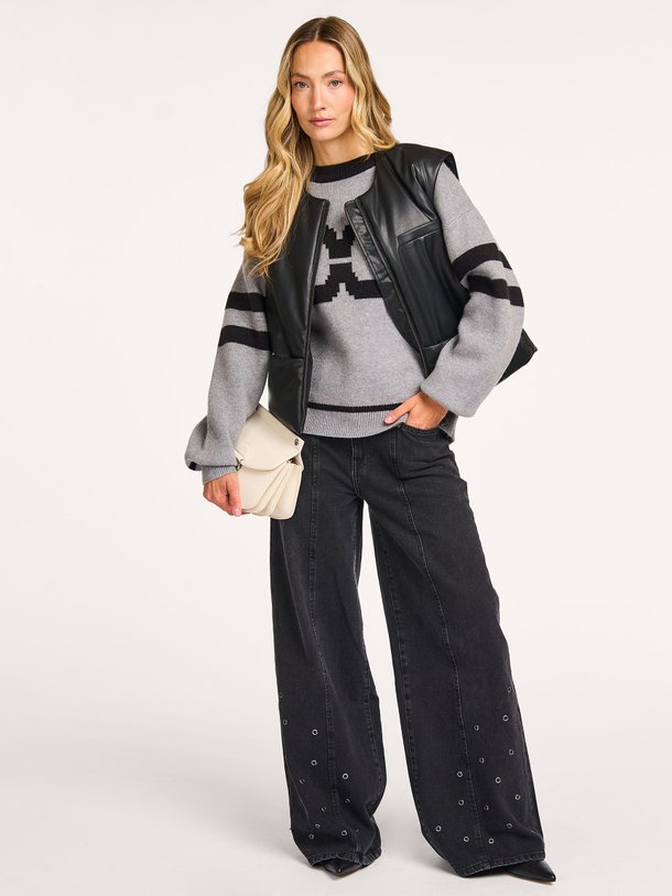 Ontdek de Roxy geweven leatherlook bodywarmer van Co'Couture in de kleur zwart bij Orangebag. Op werkdagen voor 21:45 besteld, morgen in huis.