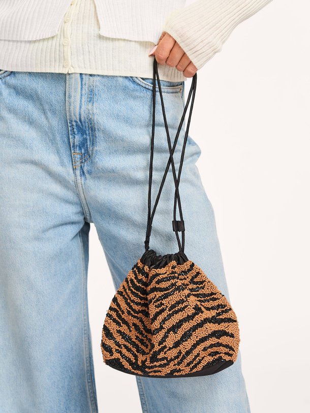 Ontdek de Tigarea Giana geweven schoudertas met kralen van Becksondergaard in de kleur bruin bij Orangebag. Op werkdagen voor 21:45 besteld, morgen in huis.