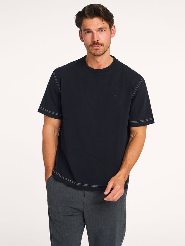 Ontdek de Organic cotton T-shirt van OLAF in de kleur zwart bij Orangebag. Op werkdagen voor 21:45 besteld, morgen in huis.