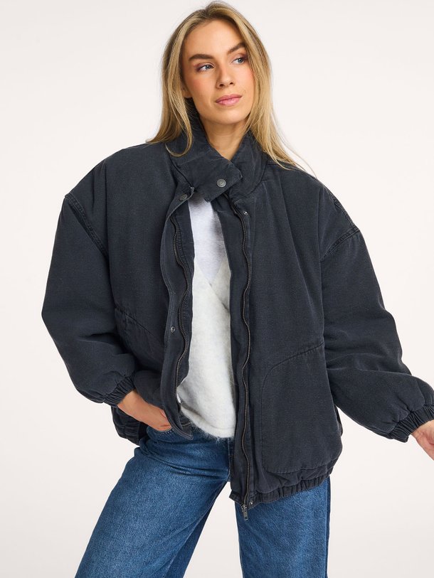 Ontdek de Jazy denim gewatteerde jas van American Vintage in de kleur zwart bij Orangebag. Op werkdagen voor 21:45 besteld, morgen in huis.