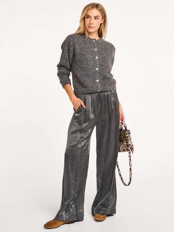 Ontdek de Benji viscosemix metallic wide leg broek van By-Bar in de kleur zilverkleur bij Orangebag. Op werkdagen voor 21:45 besteld, morgen in huis.