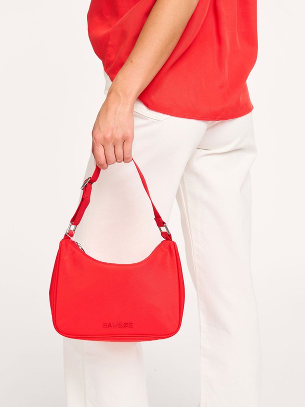 Ontdek de Sacima geweven schouder-/handtas van Samsoe Samsoe in de kleur rood bij Orangebag. Op werkdagen voor 21:45 besteld, morgen in huis.