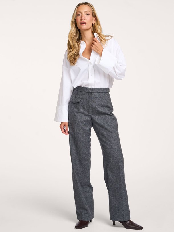 Ontdek de Thalia wolmix pantalon van DAY Birger et Mikkelsen in de kleur grijs bij Orangebag. Op werkdagen voor 21:45 besteld, morgen in huis.