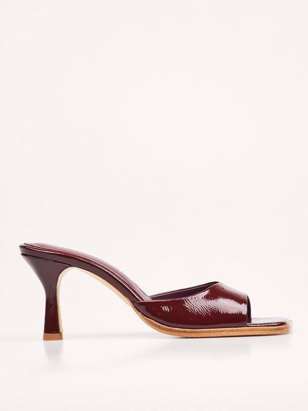 Ontdek de Carmen laklederen muiltjes van Silver Grace in de kleur bordeauxrood bij Orangebag. Op werkdagen voor 21:45 besteld, morgen in huis.