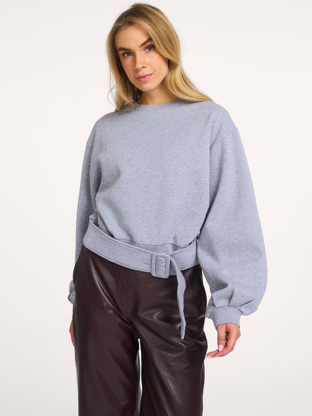 Ontdek de Celis katoenmix sweater met riem van Club L`avenir in de kleur grijs bij Orangebag. Op werkdagen voor 21:45 besteld, morgen in huis.