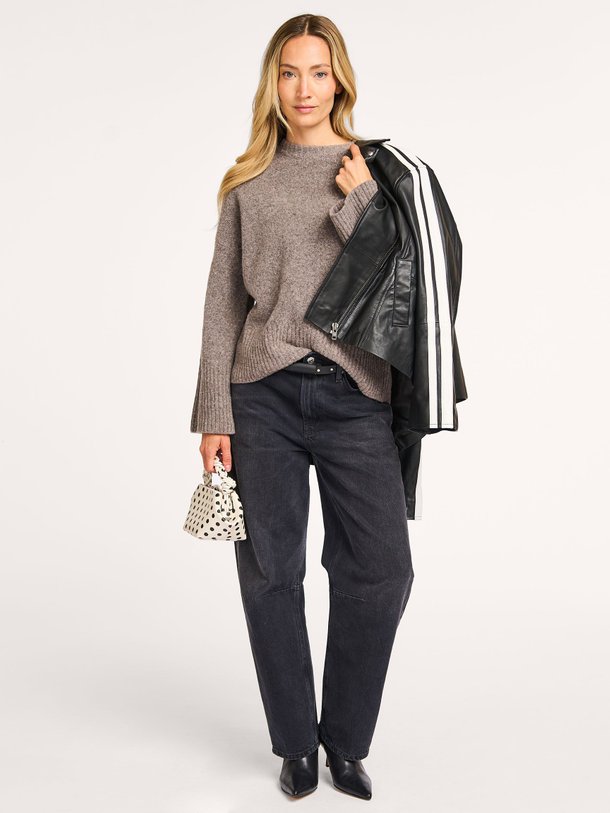 Ontdek de Roger wolmix gemêleerde trui van Co'Couture in de kleur bruingrijs bij Orangebag. Op werkdagen voor 21:45 besteld, morgen in huis.