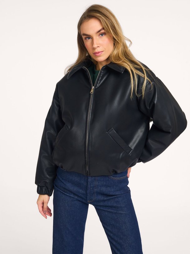 Ontdek de Bomber geweven leatherlook bomberjack van Welter Shelter in de kleur zwart bij Orangebag. Op werkdagen voor 21:45 besteld, morgen in huis.