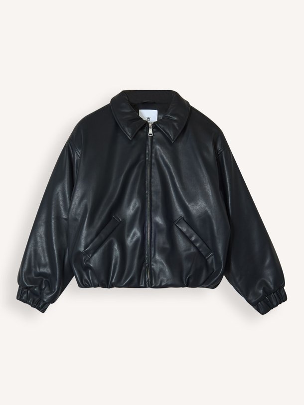 Ontdek de Bomber geweven leatherlook bomberjack van Welter Shelter in de kleur zwart bij Orangebag. Op werkdagen voor 21:45 besteld, morgen in huis.