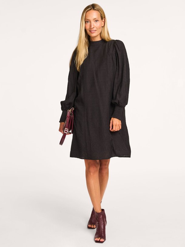 Ontdek de Nara viscosemix jurk met dessin van Co'Couture in de kleur zwart bij Orangebag. Op werkdagen voor 21:45 besteld, morgen in huis.