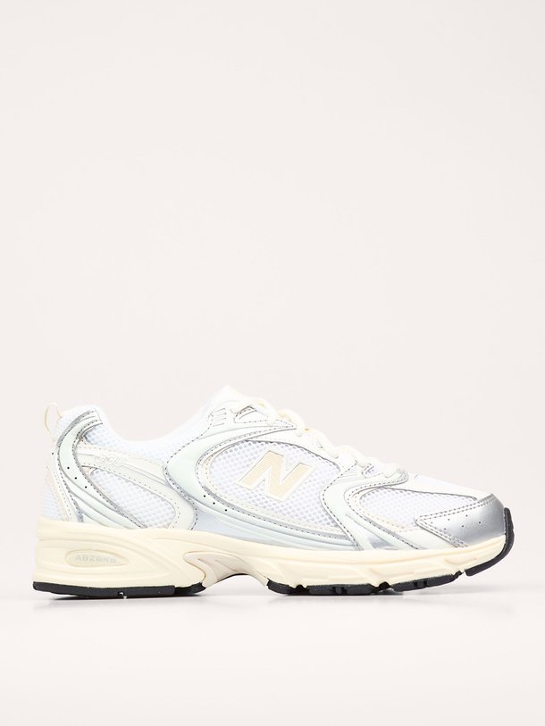 Ontdek de U530 lederen sneakers met mesh van New Balance in de kleur zilverkleur bij Orangebag. Op werkdagen voor 21:45 besteld, morgen in huis.