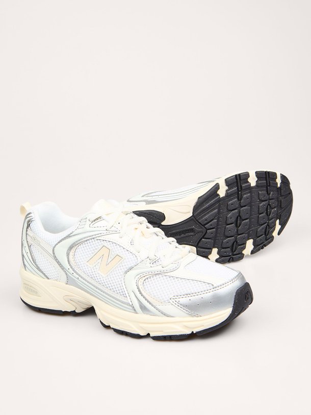 Ontdek de U530 lederen sneakers met mesh van New Balance in de kleur zilverkleur bij Orangebag. Op werkdagen voor 21:45 besteld, morgen in huis.