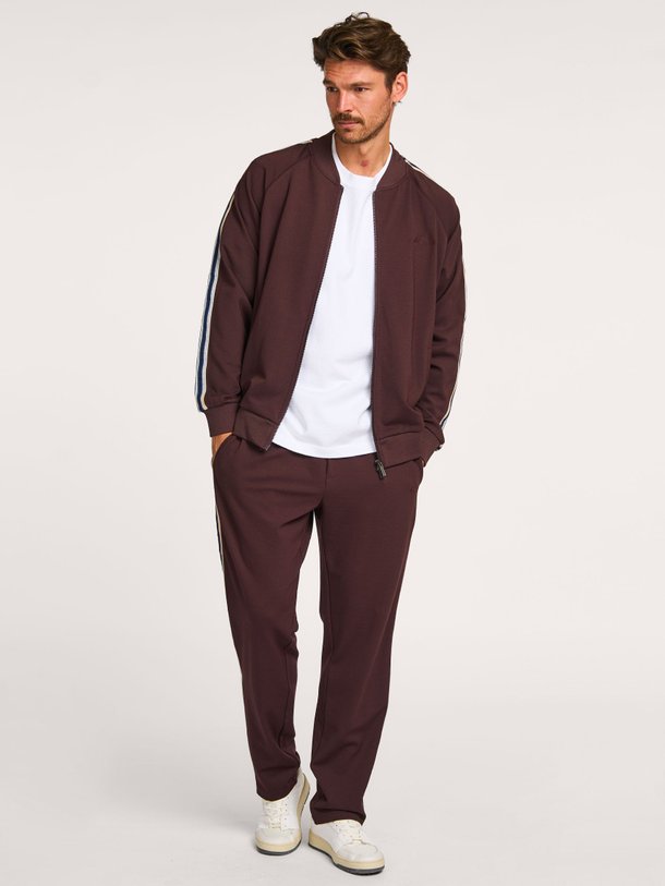 Ontdek de Sterling viscosemix track joggingbroek van Les Deux in de kleur bordeauxrood bij Orangebag. Op werkdagen voor 21:45 besteld, morgen in huis.