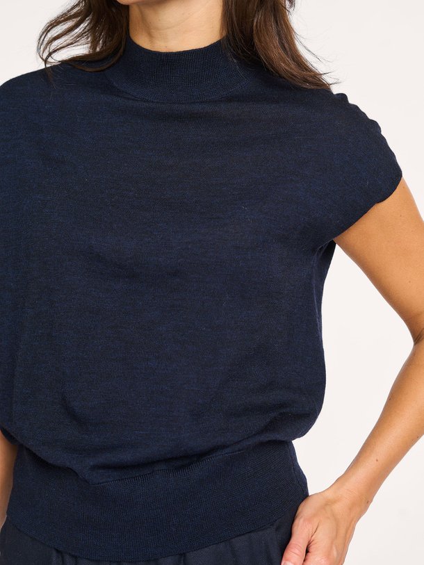Ontdek de Wollen top van No Man's Land in de kleur donkerblauw bij Orangebag. Op werkdagen voor 21:45 besteld, morgen in huis.