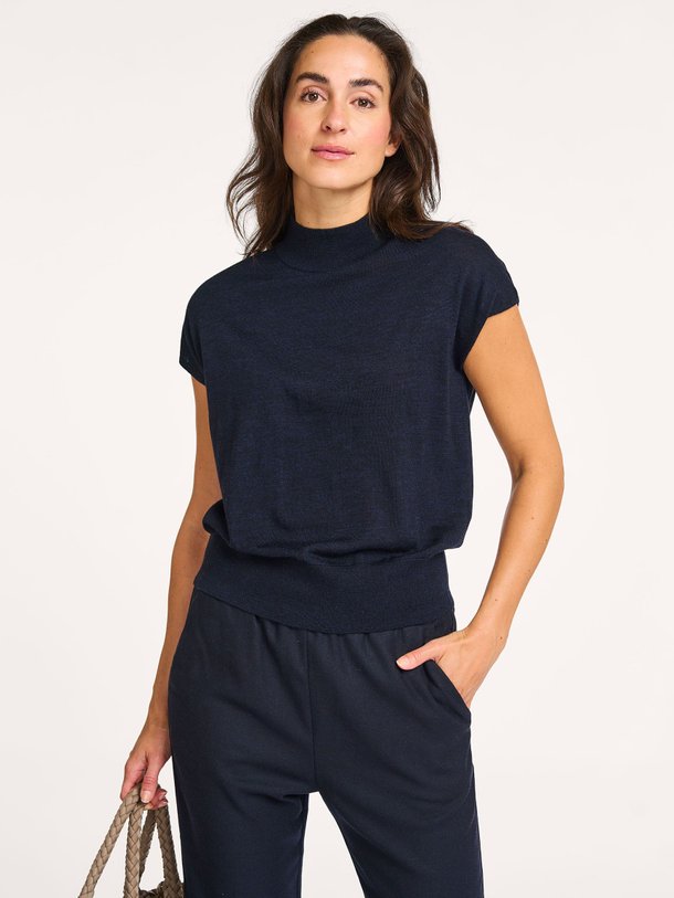 Ontdek de Wollen top van No Man's Land in de kleur donkerblauw bij Orangebag. Op werkdagen voor 21:45 besteld, morgen in huis.