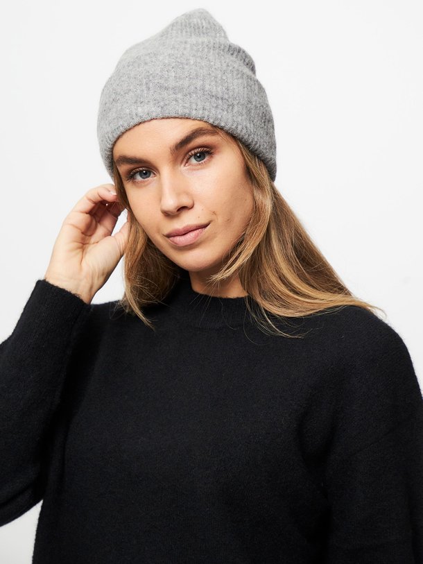 Ontdek de Nor alpacamix gemêleerde beanie van Samsoe Samsoe in de kleur grijs bij Orangebag. Op werkdagen voor 21:45 besteld, morgen in huis.