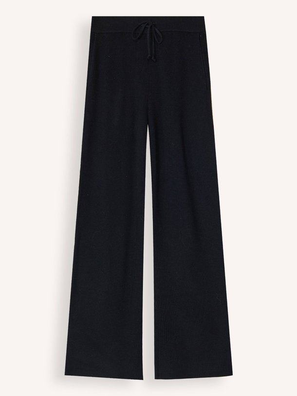 Ontdek de Nelly viscosemix broek van Knit-ted in de kleur zwart bij Orangebag. Op werkdagen voor 21:45 besteld, morgen in huis.