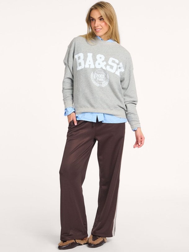 Ontdek de Benjamin katoenmix sweater met print van ba-sh in de kleur grijs bij Orangebag. Op werkdagen voor 21:45 besteld, morgen in huis.