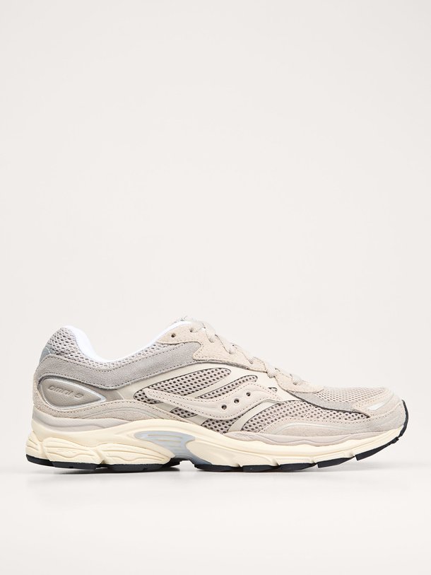 Ontdek de Progrid Omni 9 suède sneakers met mesh van Saucony in de kleur grijs bij Orangebag. Op werkdagen voor 21:45 besteld, morgen in huis.