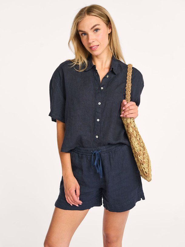 Ontdek de Mara linnen blouse van By-Bar in de kleur donkerblauw bij Orangebag. Op werkdagen voor 21:45 besteld, morgen in huis.