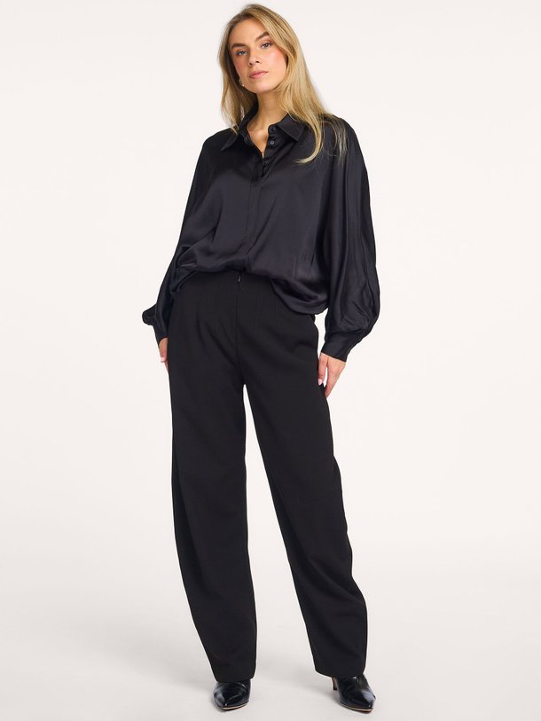 Ontdek de Rayonmix barrel fit broek van Iben in de kleur zwart bij Orangebag. Op werkdagen voor 21:45 besteld, morgen in huis.