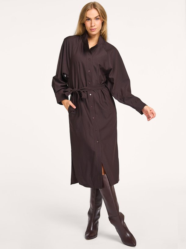 Ontdek de Zella katoenmix gestreepte doorknoopjurk van Co'Couture in de kleur donkerbruin bij Orangebag. Op werkdagen voor 21:45 besteld, morgen in huis.