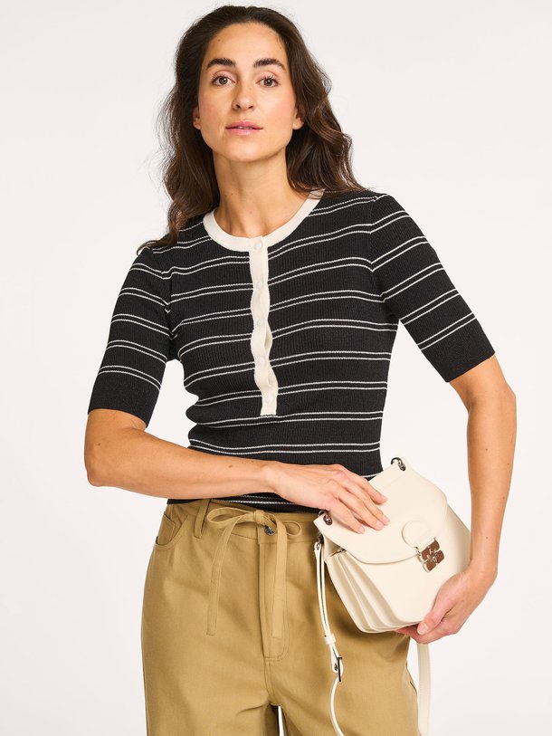 Ontdek de Pacifico viscosemix top met gestreept dessin van Modstrom in de kleur zwart bij Orangebag. Op werkdagen voor 21:45 besteld, morgen in huis.
