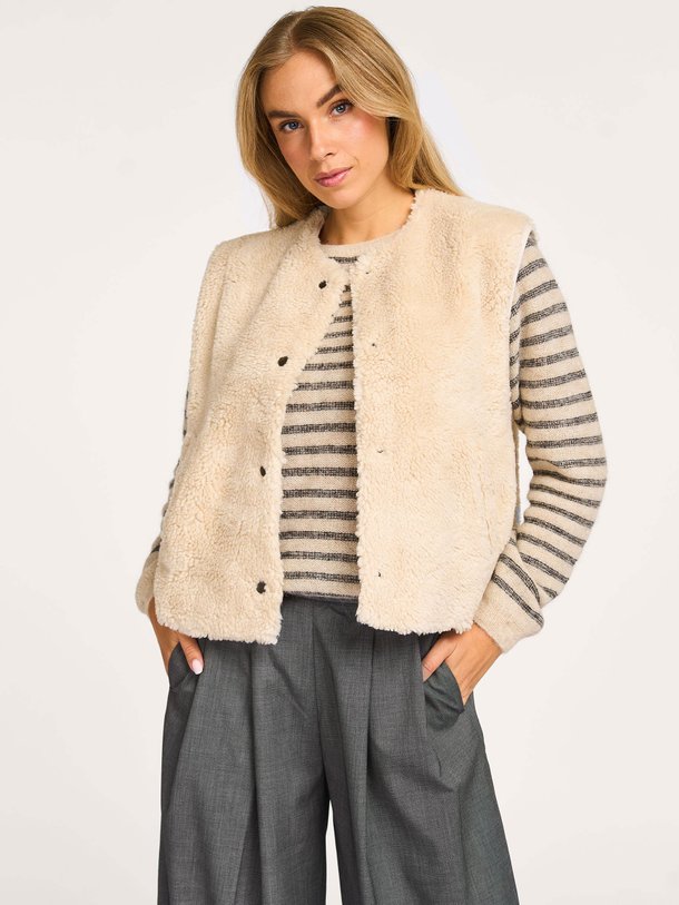 Ontdek de Noel geweven teddy gilet van By-Bar in de kleur off-white bij Orangebag. Op werkdagen voor 21:45 besteld, morgen in huis.