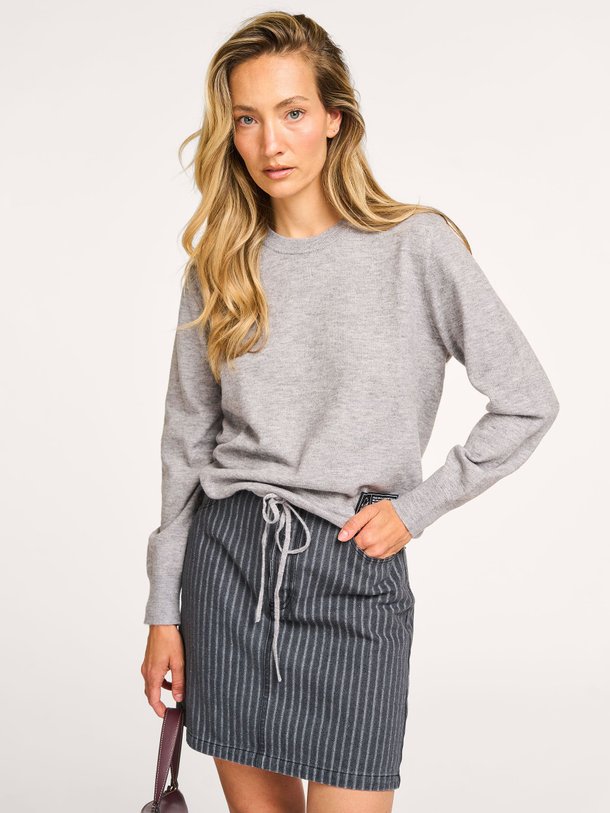 Ontdek de Fijngebreide gemêleerde trui van Haute L'Amitié in de kleur grijs bij Orangebag. Op werkdagen voor 21:45 besteld, morgen in huis.