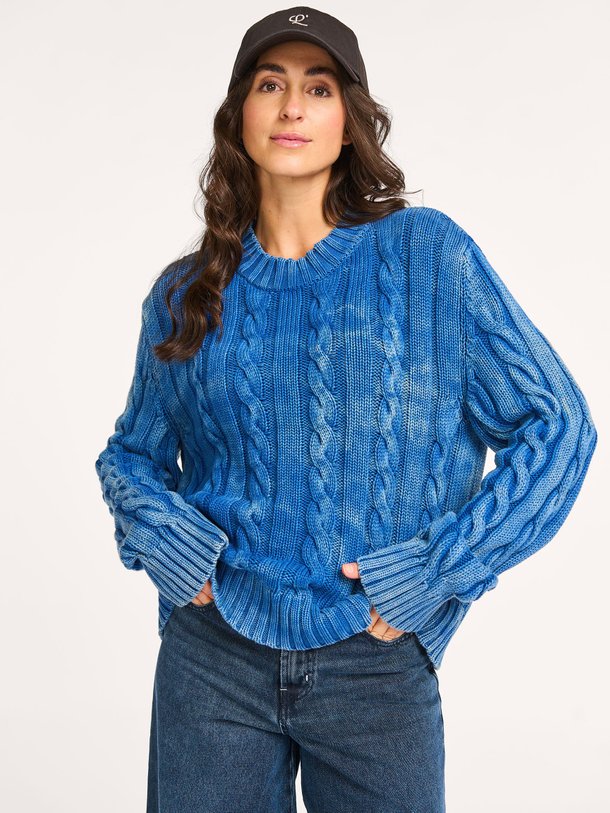 Ontdek de Caen katoenen trui met kabel patroon van Lois in de kleur blauw bij Orangebag. Op werkdagen voor 21:45 besteld, morgen in huis.