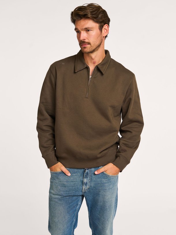 Ontdek de Nino katoenmix sweater van Denham in de kleur groen/bruin bij Orangebag. Op werkdagen voor 21:45 besteld, morgen in huis.