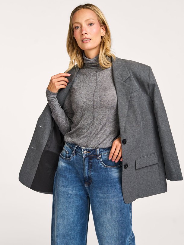 Ontdek de Eve viscose/wolmix gemêleerde coltrui van DAY Birger et Mikkelsen in de kleur grijs bij Orangebag. Op werkdagen voor 21:45 besteld, morgen in huis.