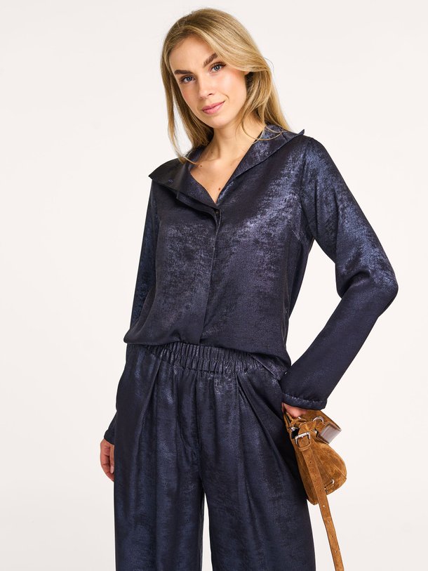 Ontdek de Cecile geweven glanzende blouse van Nathalie Vleeschouwer in de kleur donkerblauw bij Orangebag. Op werkdagen voor 21:45 besteld, morgen in huis.